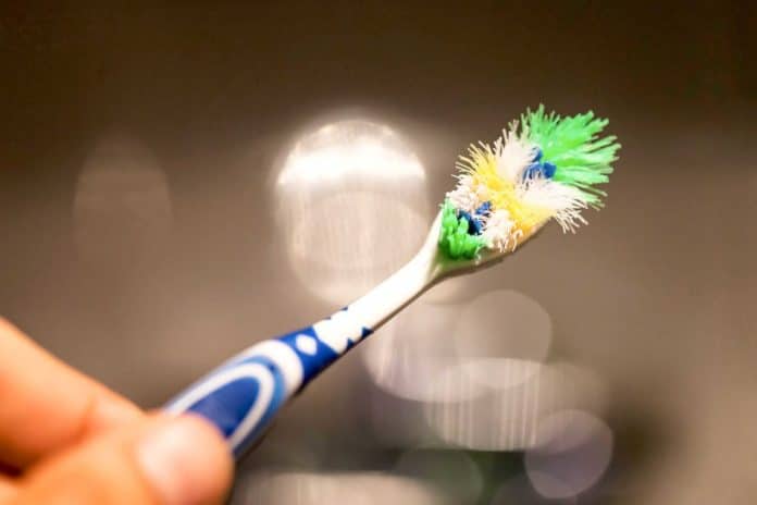 Как часто нужно менять зубную щётку?