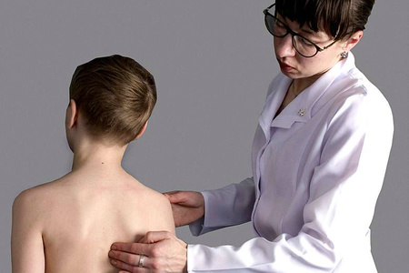 6 возможных причин боли в спине (пояснице) у подростков