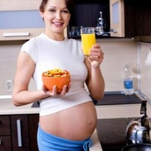 Беременная с фруктами