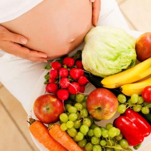Беременная девушка с овощами