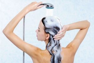 Мытье головы лечебным шампунем