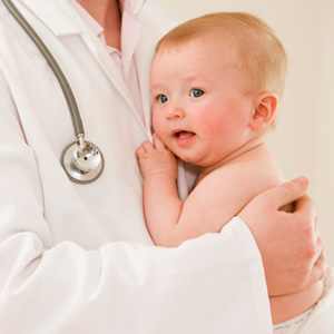 Ребенок на руках у врача