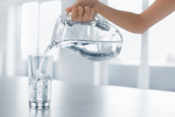 Налить воду в стакан