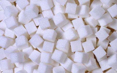 Может ли сладкое повышать давление или понижать, в чем польза и вред глюкозы