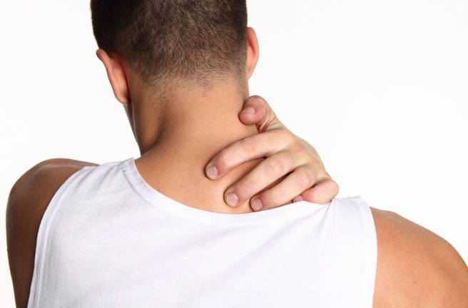 Почему болит шея с правой стороны 11 причин и связь с болезнями