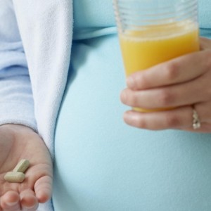 Беременная с соком и лекарством