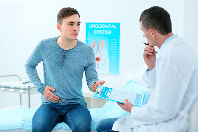 Мужчина консультируется с врачом