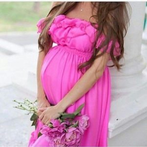 Беременная в розовом платье
