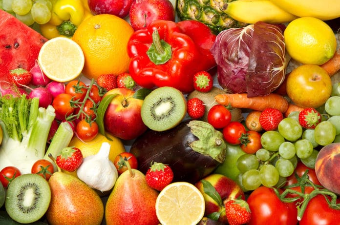 Употребление разноцветных овощей и фруктов поможет предотвратить появление возрастной катаракты