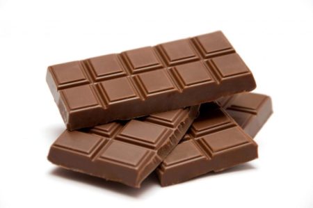 От шоколада понижается или повышается артериальное давление, противопоказания к использованию, показания, польза и побочные эффекты