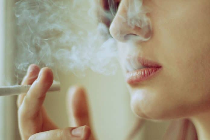 Почему у курящих портится зрение?