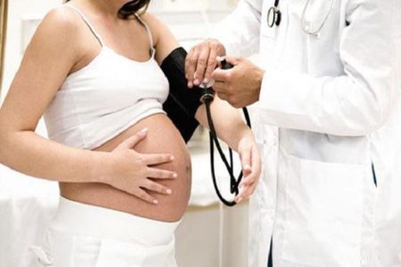 Как понижать давление при беременности: таблетки и народная медицина