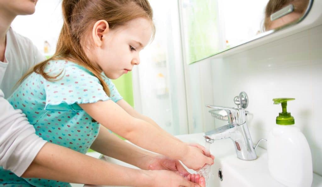 Мытье рук ребенку