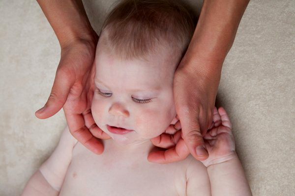 9 приёмов массажа при кривошее у ребёнка. Правильная техника